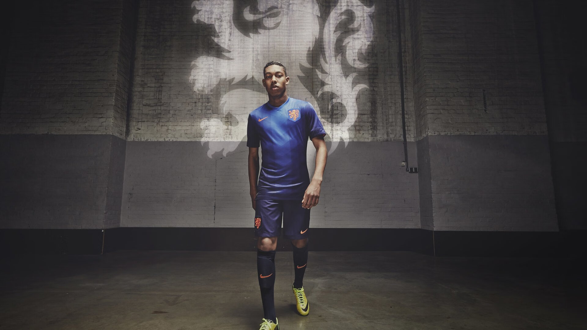 绿茵场与赛道的双重奏，克罗地亚战术铁笼冰岛，京多安跨界接管F1街道赛