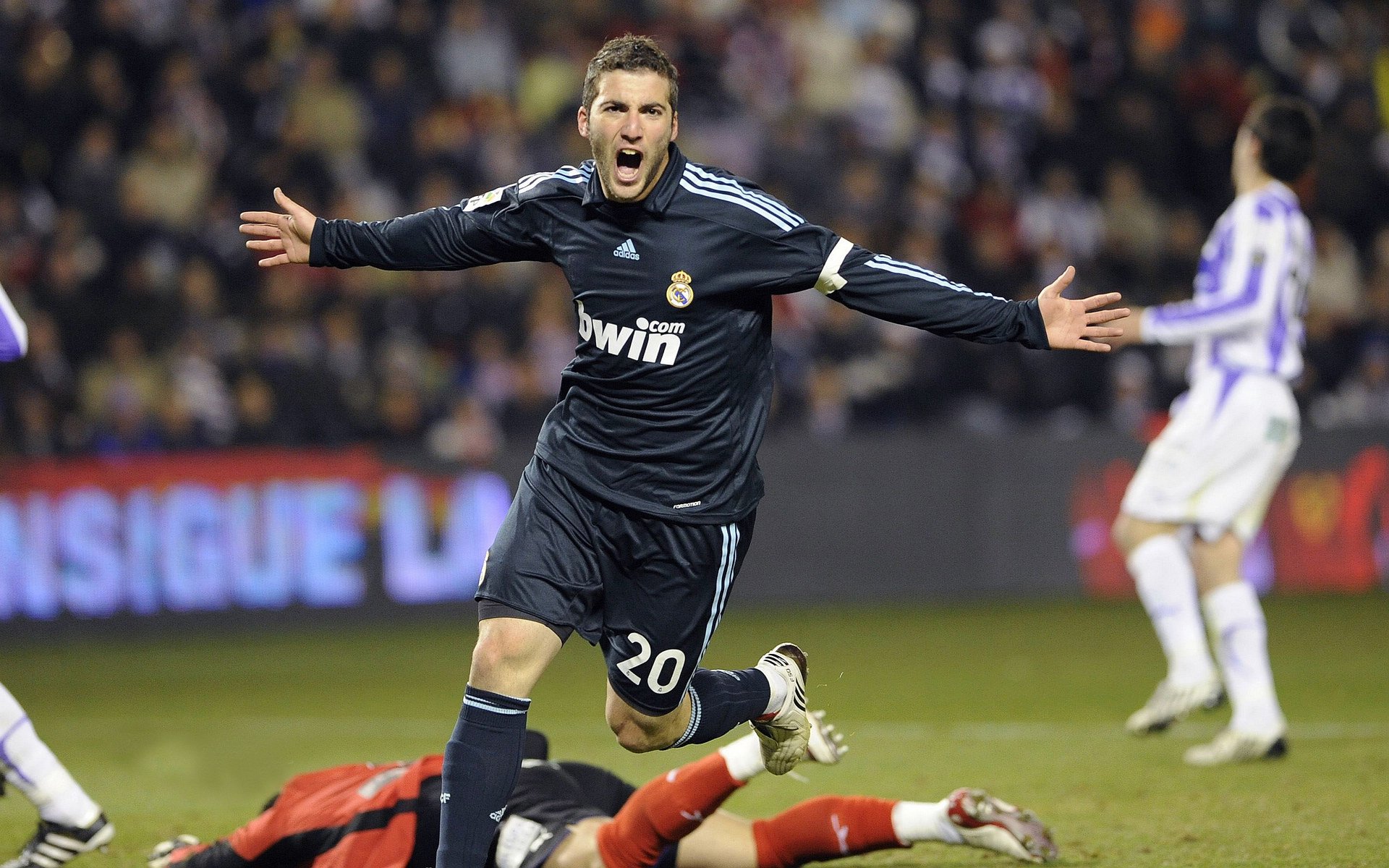 苏亚雷斯一锤定音，日本足球的埃及远征与关键先生哲学